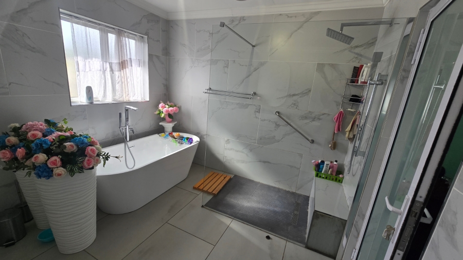 6 Bedroom Property for Sale in Protea Heights Western Cape